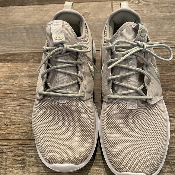 Womens Nikes size 9 - Picture 4 of 4